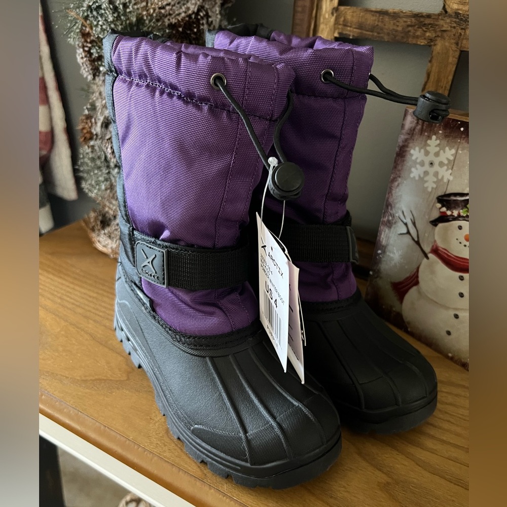 New with Tags kids boots! Size 4